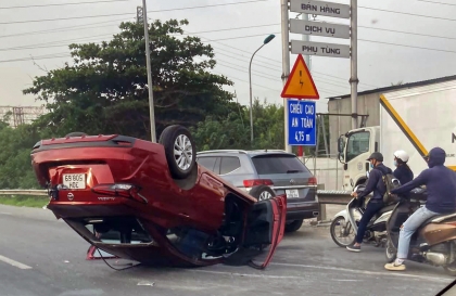 Ảnh TNGT: Nissan Almera lật ngửa giữa đường sau cú đâm phía sau